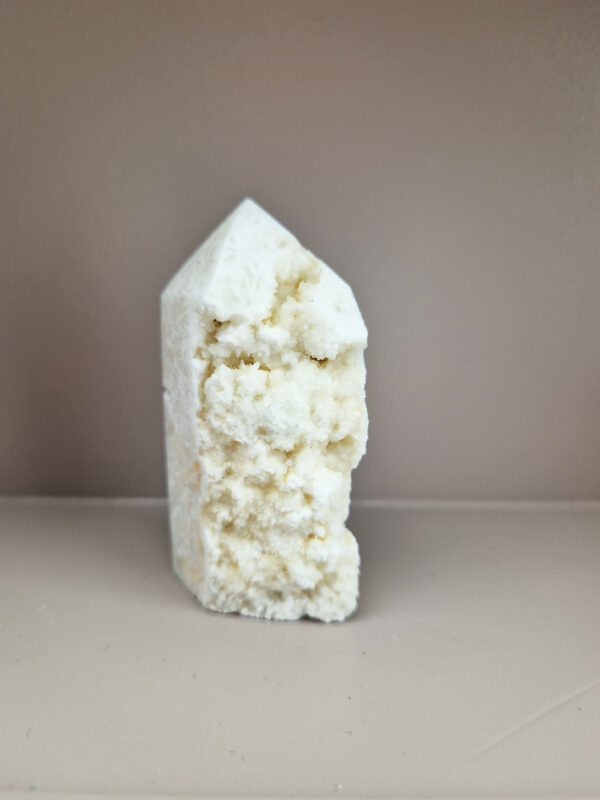 Witte calciet toren