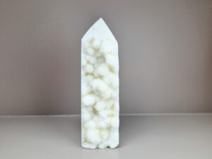 Witte calciet toren