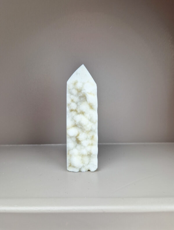 Witte calciet toren
