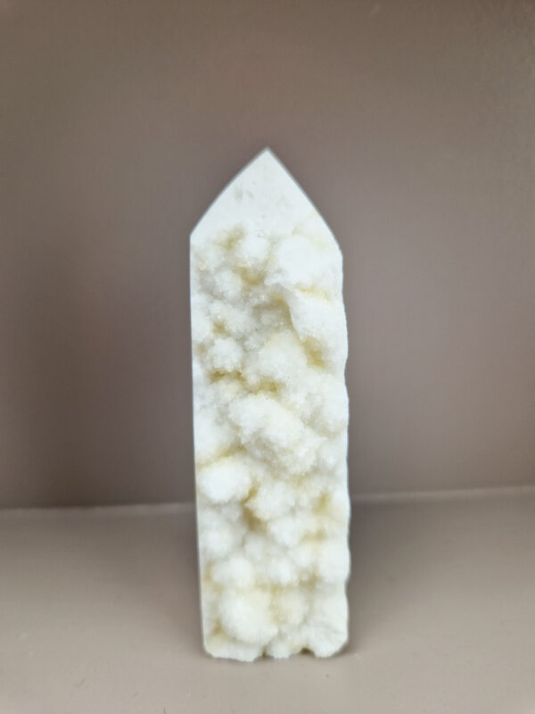 Witte calciet toren