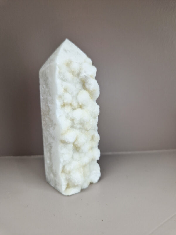 Witte calciet toren