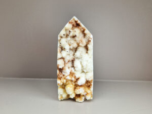 Witte calciet toren