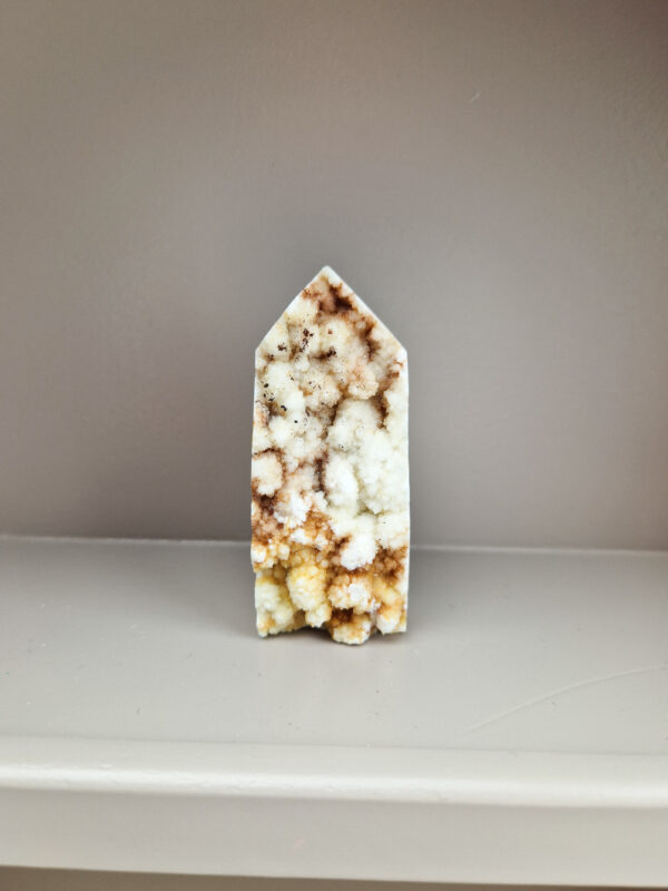 Witte calciet toren
