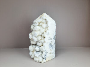 Witte calciet toren