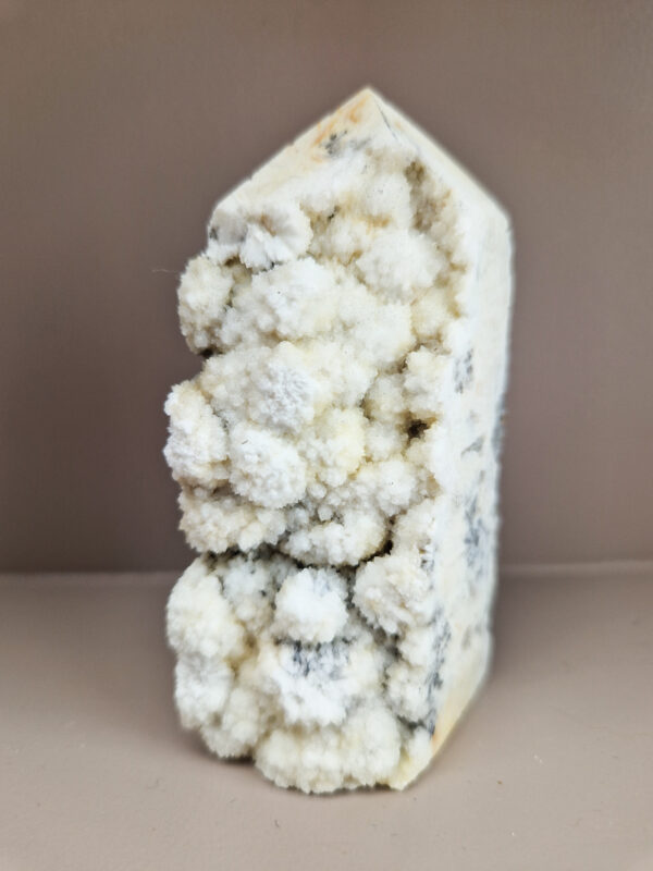 Witte calciet toren