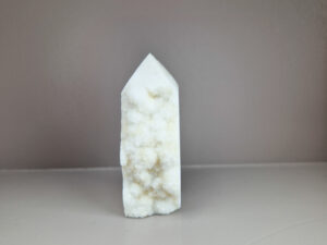 Witte calciet toren