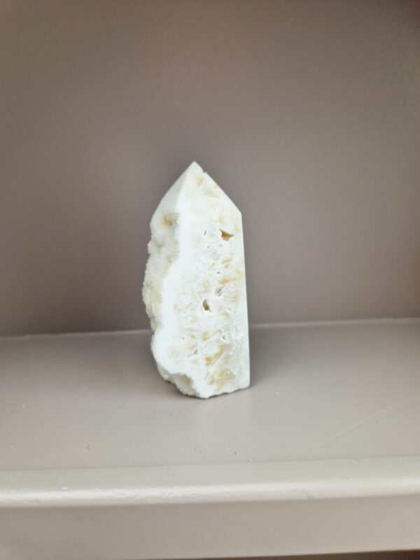 Witte calciet toren