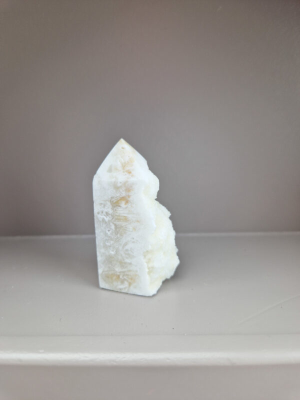 Witte calciet toren
