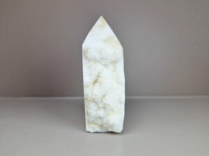 Witte calciet toren