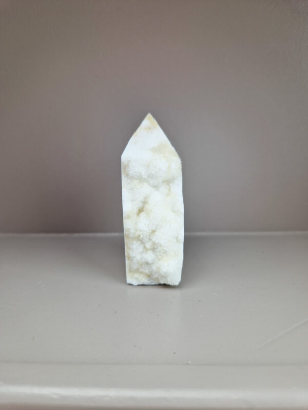 Witte calciet toren