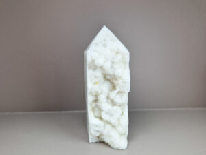 Witte calciet toren