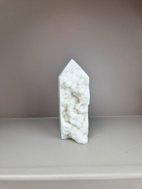 Witte calciet toren