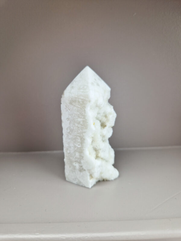 Witte calciet toren