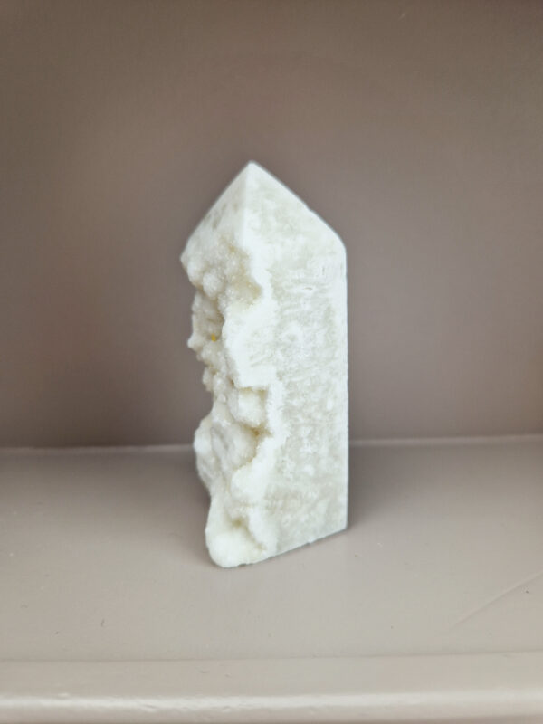 Witte calciet toren