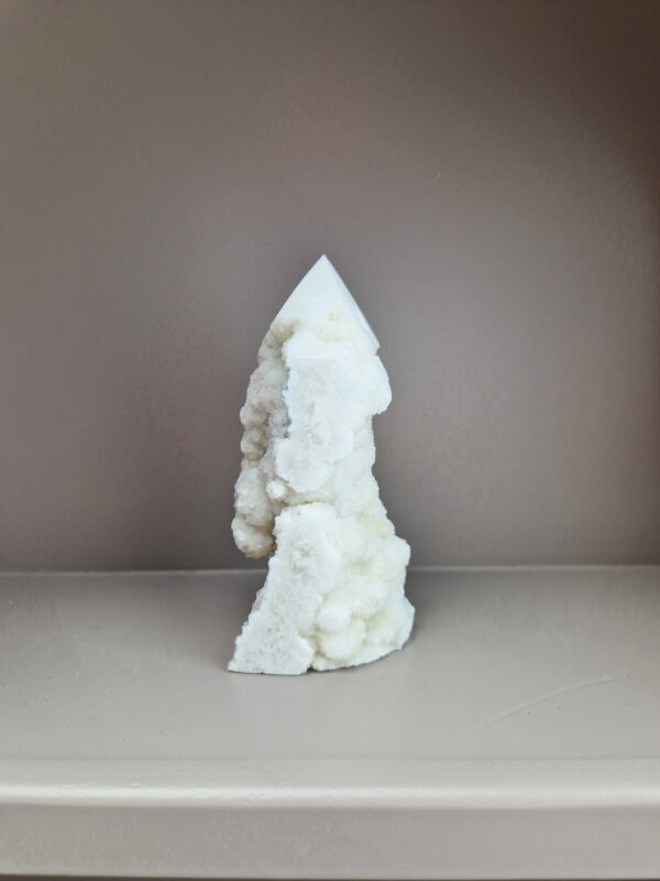 Witte calciet toren