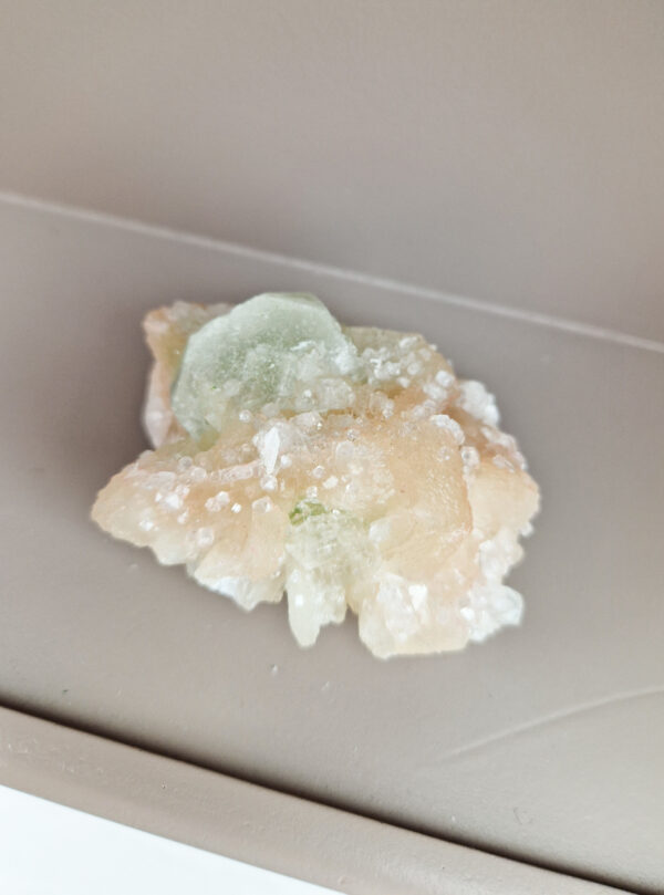 Apofylliet met stilbiet cluster