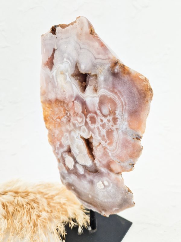 Roze amethist op standaard (roze chalcedoon)