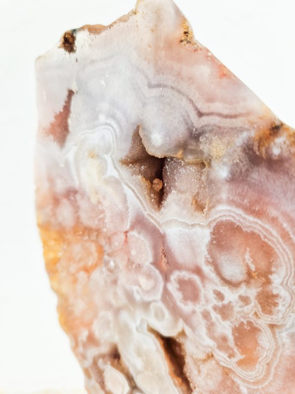 Roze amethist op standaard (roze chalcedoon)