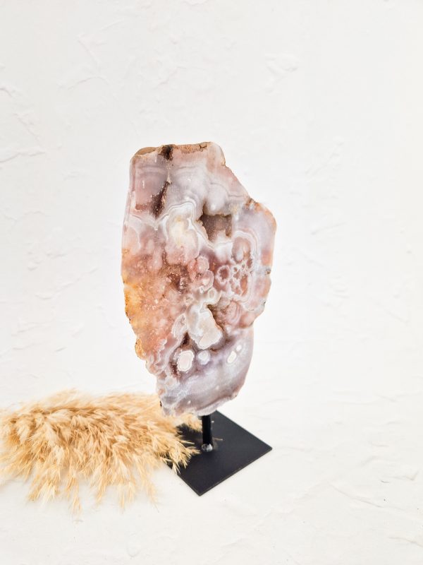 Roze amethist op standaard (roze chalcedoon)