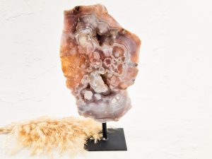 Roze amethist op standaard (roze chalcedoon)
