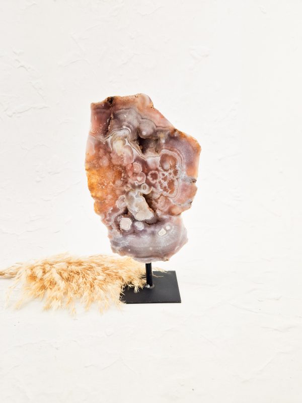 Roze amethist op standaard (roze chalcedoon)