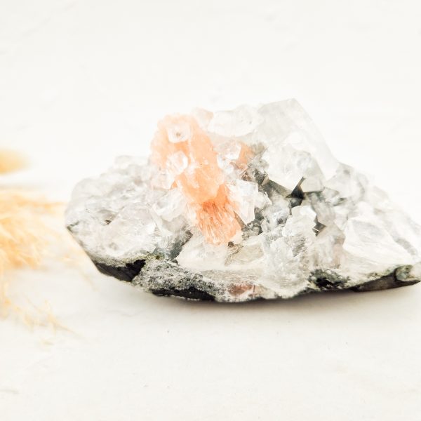 Chalcedoon met apofylliet en stilbiet cluster
