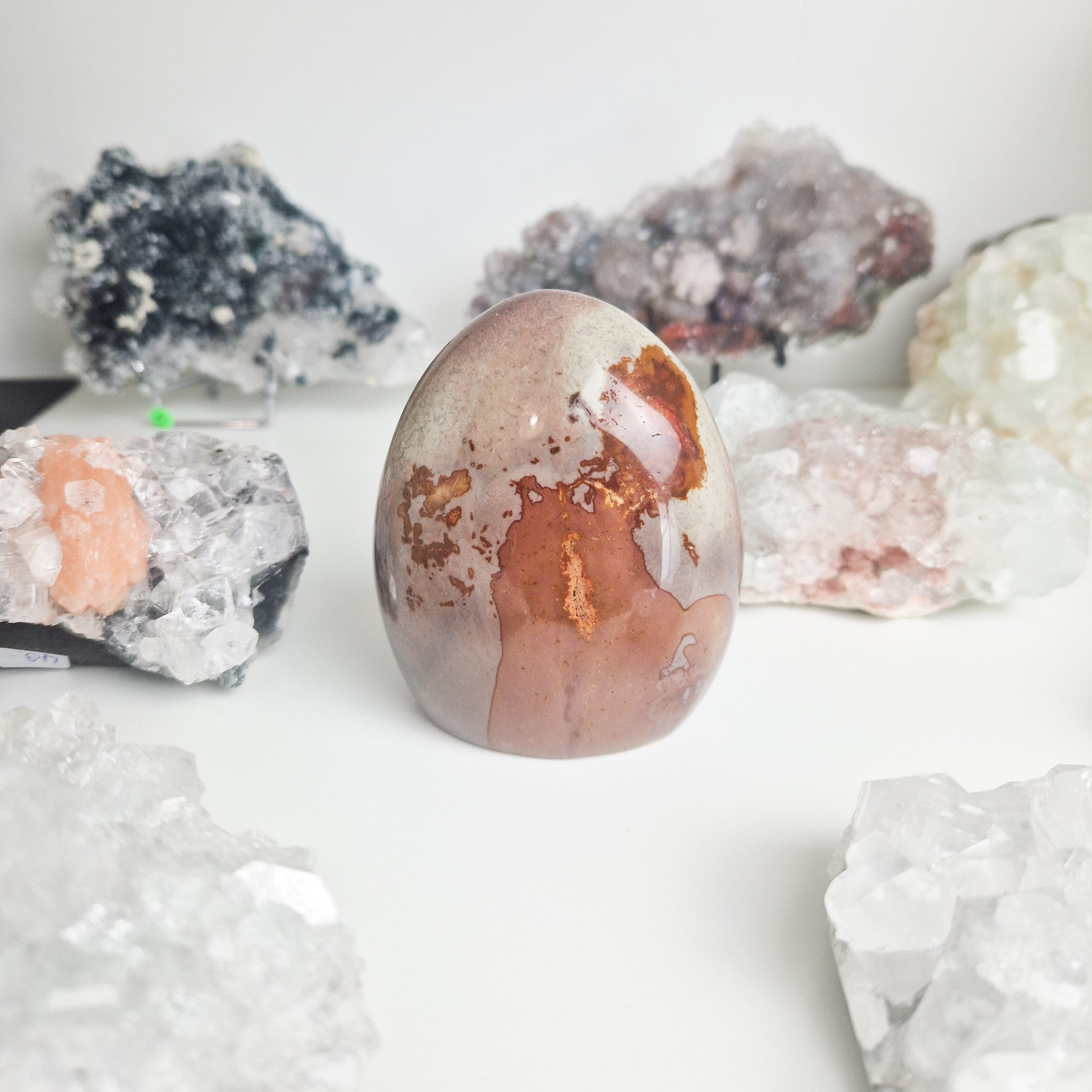 Polychroom jaspis sculptuur