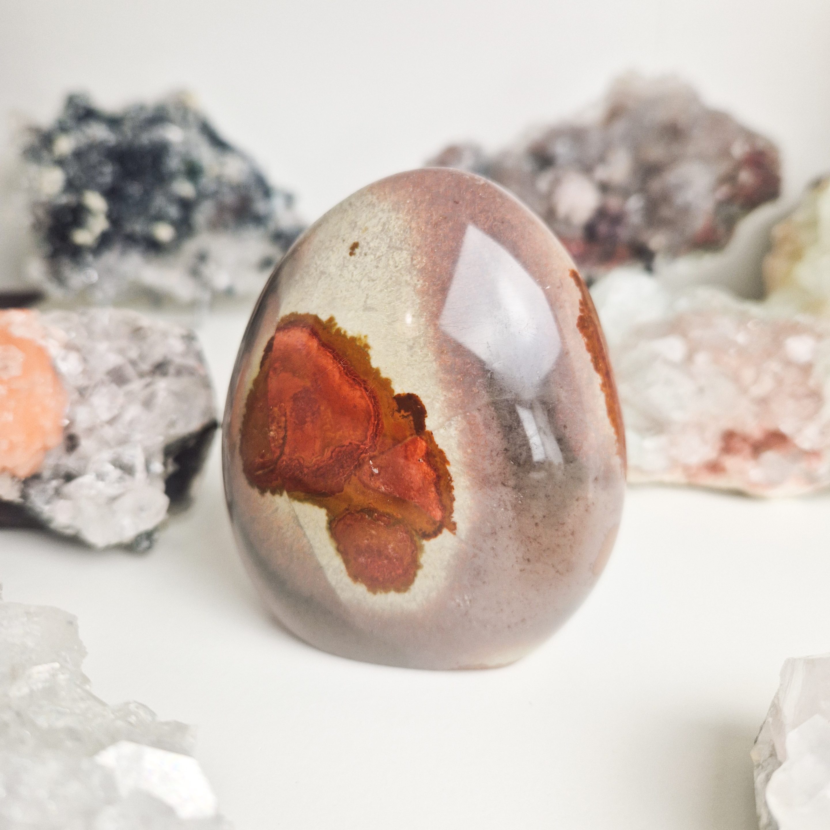 Polychroom jaspis sculptuur