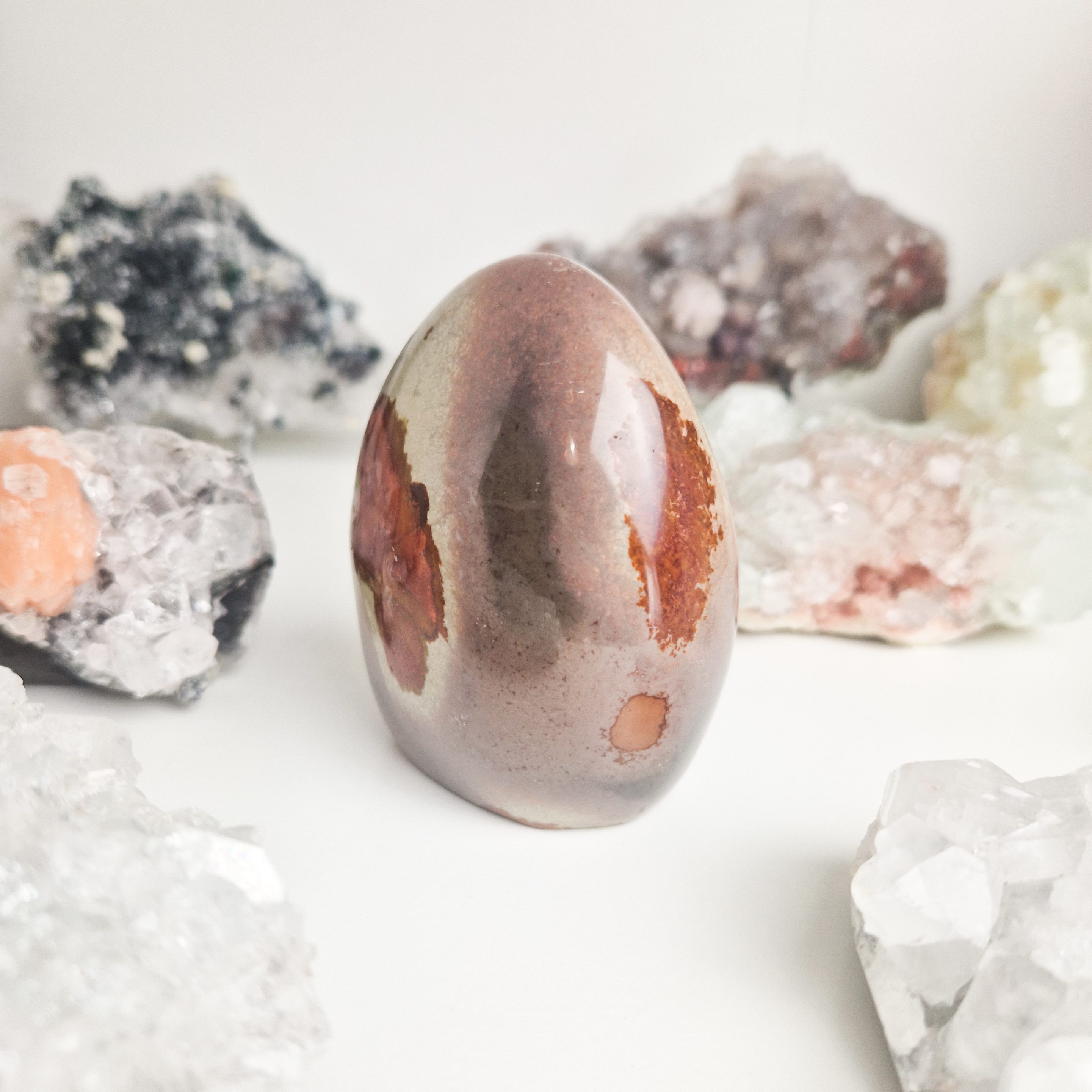 Polychroom jaspis sculptuur