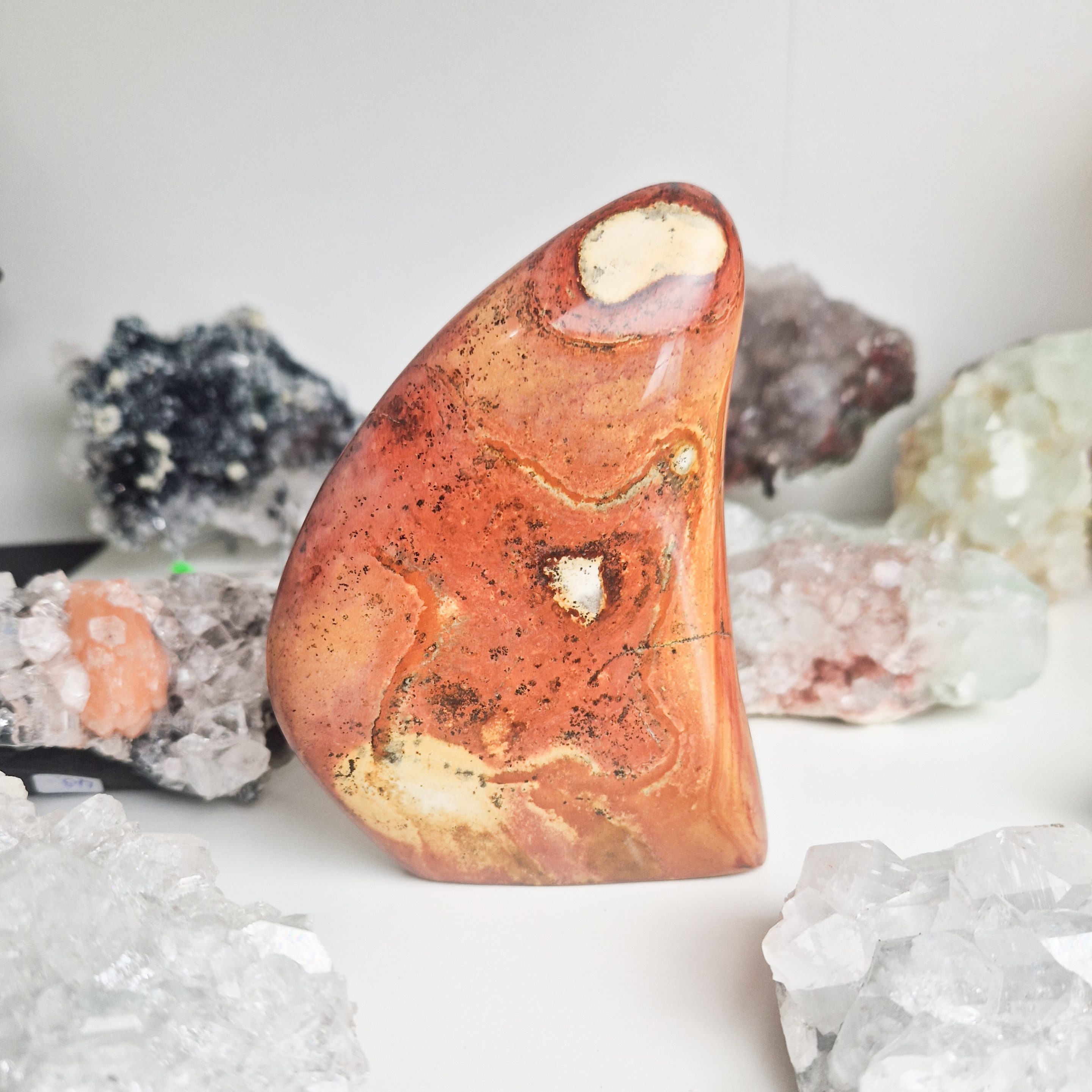 Polychroom jaspis sculptuur