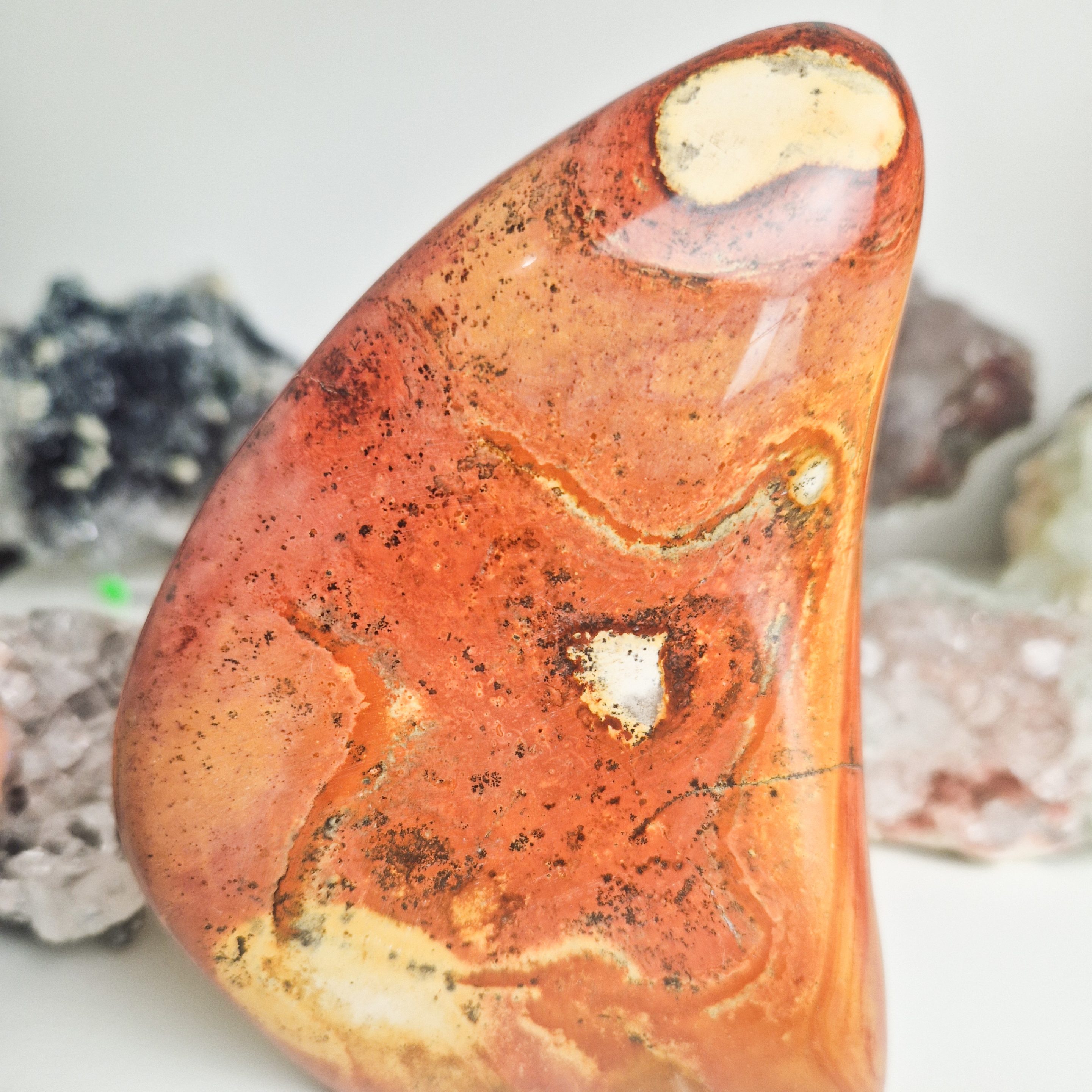 Polychroom jaspis sculptuur