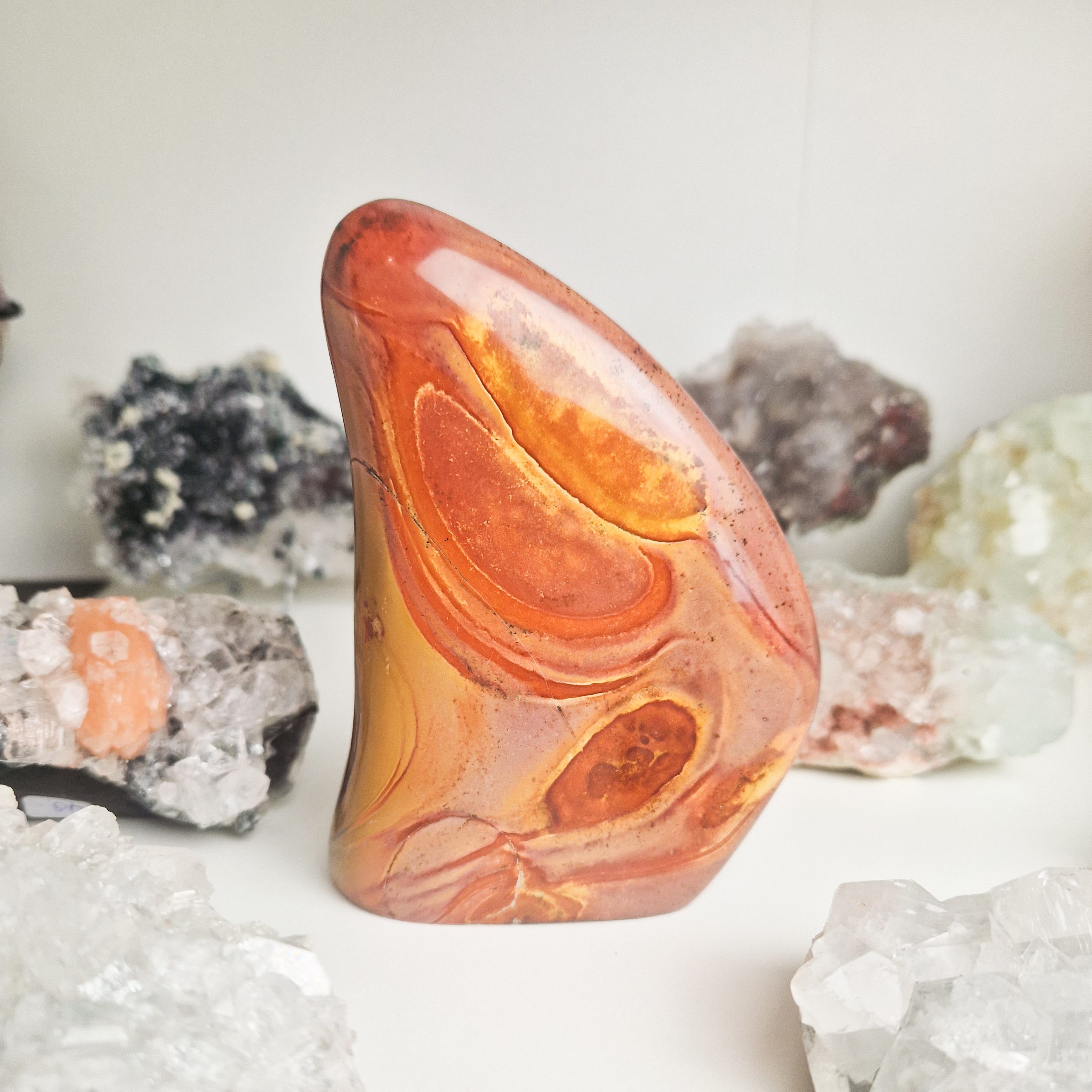 Polychroom jaspis sculptuur