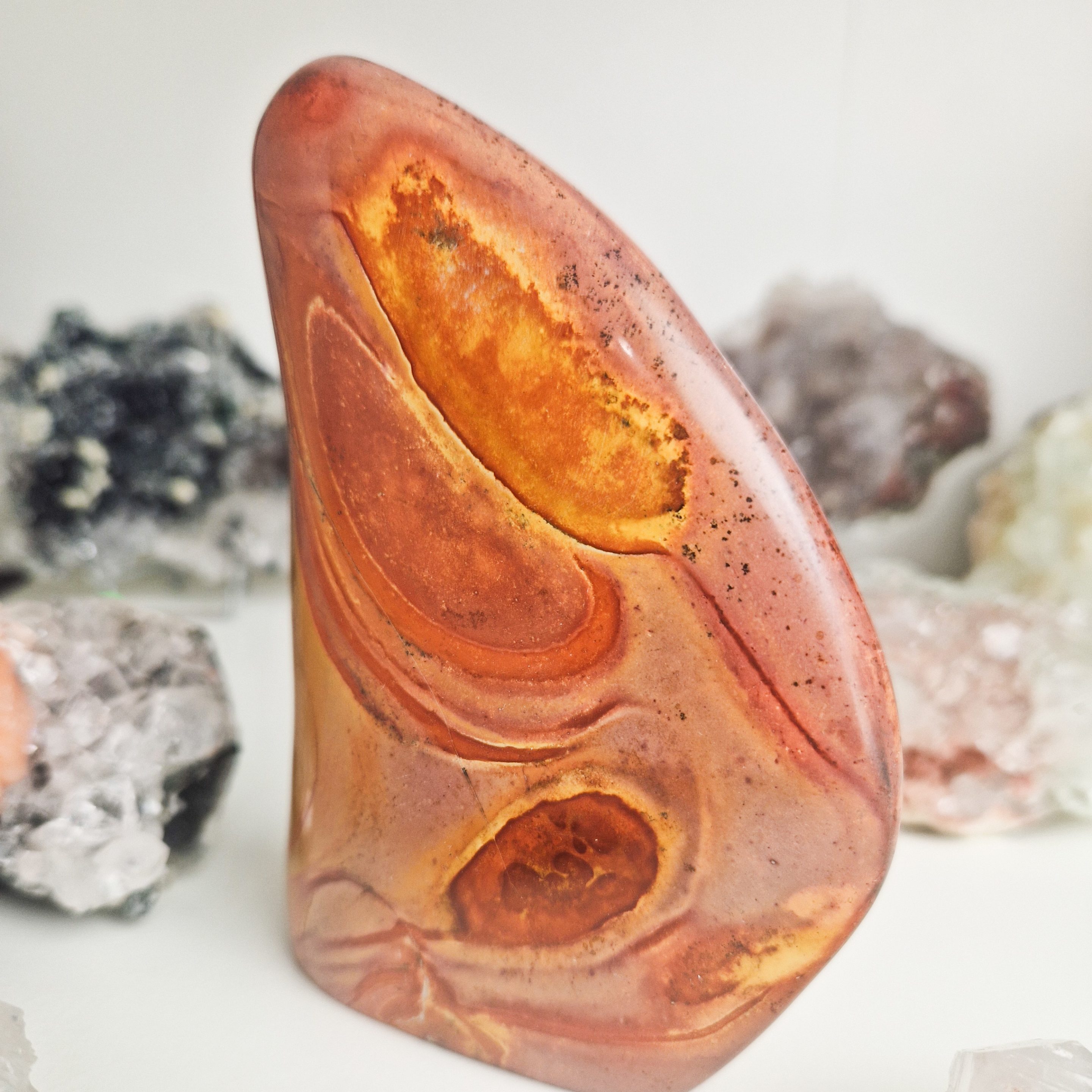 Polychroom jaspis sculptuur