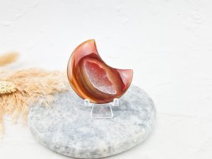 Carneool maan met druzy