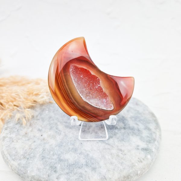 Carneool maan met druzy