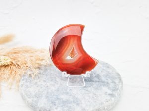 Carneool maan met druzy