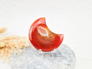 Carneool maan met druzy