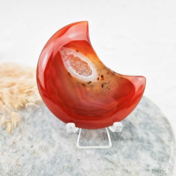 Carneool maan met druzy