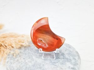 Carneool maan met druzy