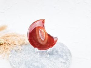 Carneool maan met druzy