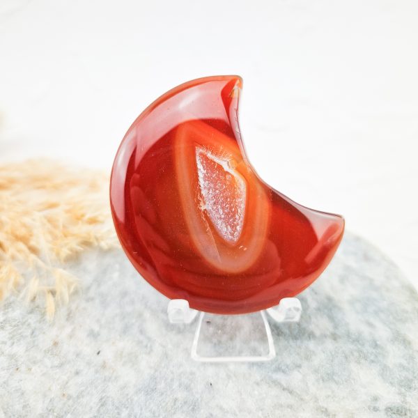 Carneool maan met druzy