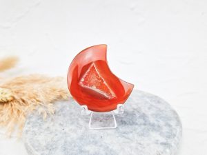 Carneool maan met druzy
