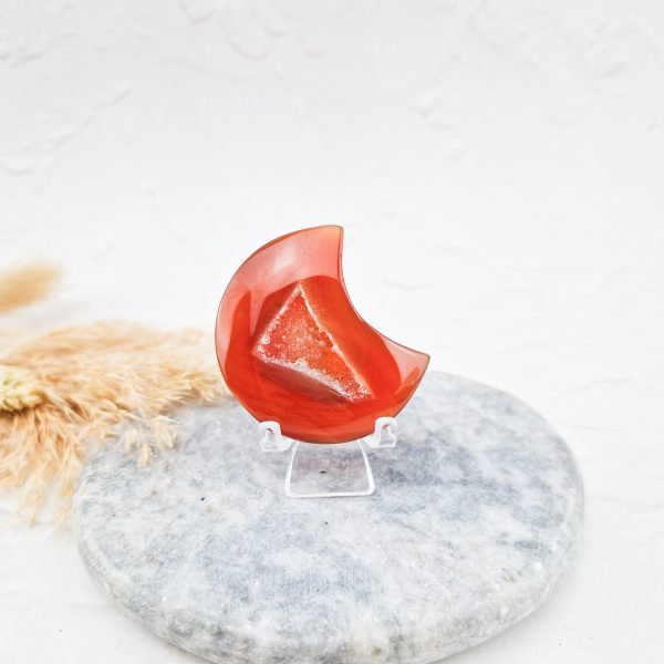 Carneool maan met druzy