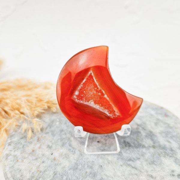 Carneool maan met druzy