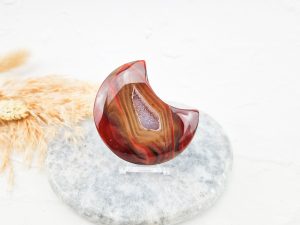 Carneool maan met druzy