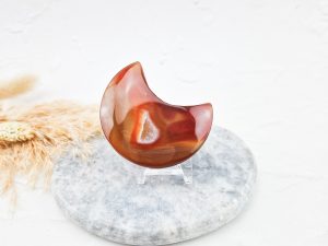 Carneool maan met druzy