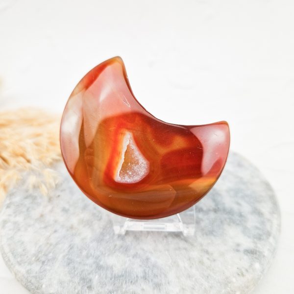 Carneool maan met druzy