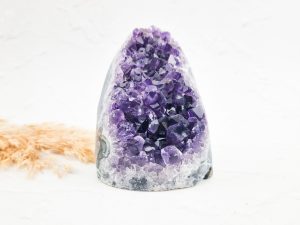 Amethist staand / cut base