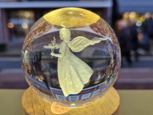 Glazen bol met lampje: engel met takje