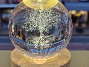 Glazen bol met lampje: levensboom